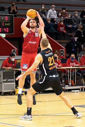 04 12 2021, xovx, Basketball 2 Bundesliga Pro B, Giessen 46ers Rackelos White Wings Hanau v l Tim Uhlemann Giessen 46ers Rackelos , Victor Demetrio White Wings Hanau Giessen Sporthalle Ost Hessen Germany EN