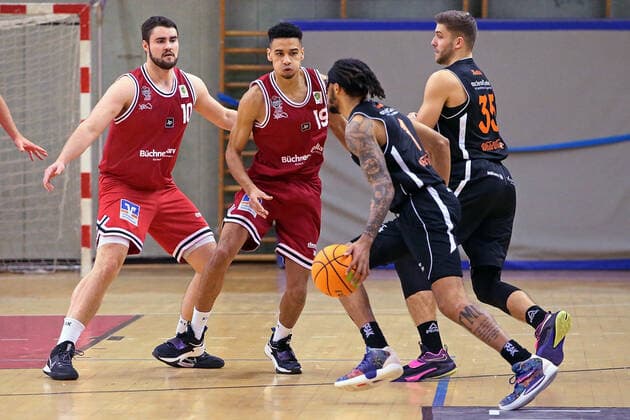 04 12 2021, xovx, Basketball 2 Bundesliga Pro B, Giessen 46ers Rackelos White Wings Hanau v l Tim Uhlemann Giessen 46ers Rackelos , Robin Njie Giessen 46ers Rackelos , Dewrell Tisdale White Wings Hanau Matthias Fichtner White Wings Hanau Giessen Sporthalle Ost Hessen Germany EN