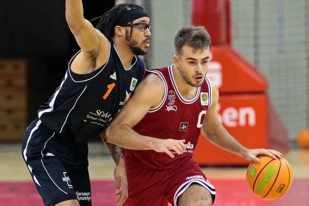 04 12 2021, xovx, Basketball 2 Bundesliga Pro B, Giessen 46ers Rackelos White Wings Hanau v l Dewrell Tisdale White Wings Hanau , Sebastian Brach Giessen 46ers Rackelos Giessen Sporthalle Ost Hessen Germany EN