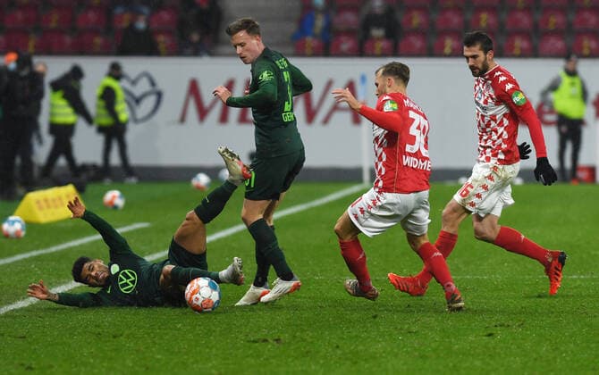 Sport Themen der Woche KW48 Sport Bilder des Tages Widmer (re) gegen Gerhardt (mi) und Otavio (am Boden) fotografiert am 3.12.21 in Mainz beim Fußball Bundesliga Spiel Mainz 05 gegen den VFL Wolfsburg (DFL DFB REGULATIONS PROHIBIT ANY USE OF PHOTOGRAPHS as IMAGE SEQUENCES and or QUASI-VIDEO) *** Widmer r against Gerhardt mi and Otavio on the ground photographed on 3 12 21 in Mainz at the football Bundesliga match Mainz 05 against VFL Wolfsburg DFL DFB REGULATIONS PROHIBIT ANY USE OF PHOTOGRAPHS as IMAGE SEQUENCES and or QUASI VIDEO