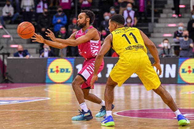 easyCredit BBL, Telekom Baskets Bonn vs EWE Baskets Oldenburg, 04 12 2021 Parker Jackson Cartwright Telekom Baskets Bonn, 33 , Phil Pressey EWE Baskets Oldenburg, 11 , easyCredit BBL, Telekom Baskets Bonn vs EWE Baskets Oldenburg on 04 12 2021 at the Telekom Dome Bonn, Bonn Nordrhein Westfalen Copyright: xBEAUTIFULxSPORTS Mueller-Laschetx