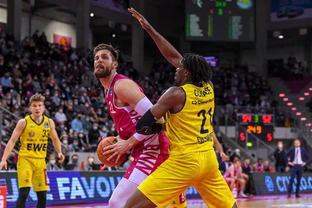 easyCredit BBL, Telekom Baskets Bonn vs EWE Baskets Oldenburg, 04 12 2021 Leon Kratzer Telekom Baskets Bonn, 21 , Tai Odiase EWE Baskets Oldenburg, 21 , easyCredit BBL, Telekom Baskets Bonn vs EWE Baskets Oldenburg on 04 12 2021 at Telekom Dome Bonn, Bonn Nordrhein Westfalen Copyright: xBEAUTIFULxSPORTS Mueller-Laschetx