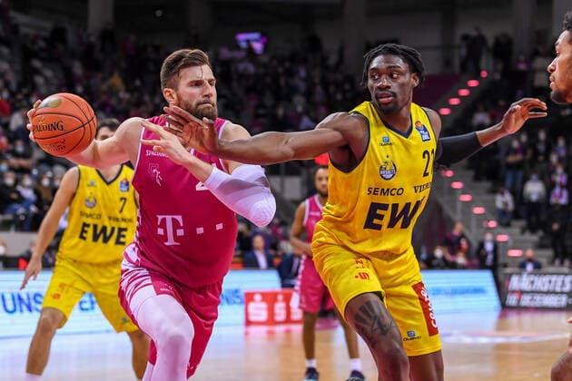easyCredit BBL, Telekom Baskets Bonn vs EWE Baskets Oldenburg, 04 12 2021 Leon Kratzer Telekom Baskets Bonn, 21 , Tai Odiase EWE Baskets Oldenburg, 21 , easyCredit BBL, Telekom Baskets Bonn vs EWE Baskets Oldenburg on 04 12 2021 at Telekom Dome Bonn, Bonn Nordrhein Westfalen Copyright: xBEAUTIFULxSPORTS Mueller-Laschetx