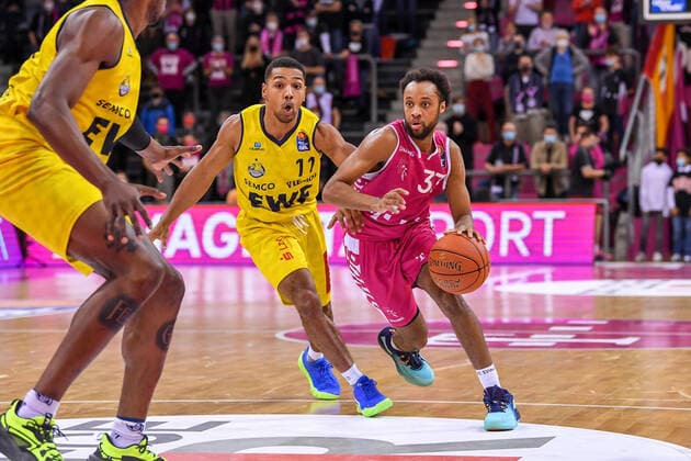 easyCredit BBL, Telekom Baskets Bonn vs EWE Baskets Oldenburg, 04 12 2021 Parker Jackson Cartwright Telekom Baskets Bonn, 33 , Phil Pressey EWE Baskets Oldenburg, 11 , easyCredit BBL, Telekom Baskets Bonn vs EWE Baskets Oldenburg on 04 12 2021 at the Telekom Dome Bonn, Bonn Nordrhein Westfalen Copyright: xBEAUTIFULxSPORTS Mueller-Laschetx
