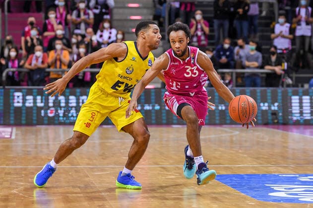 easyCredit BBL, Telekom Baskets Bonn vs EWE Baskets Oldenburg, 04 12 2021 Parker Jackson Cartwright Telekom Baskets Bonn, 33 , Phil Pressey EWE Baskets Oldenburg, 11 , easyCredit BBL, Telekom Baskets Bonn vs EWE Baskets Oldenburg on 04 12 2021 at the Telekom Dome Bonn, Bonn Nordrhein Westfalen Copyright: xBEAUTIFULxSPORTS Mueller-Laschetx