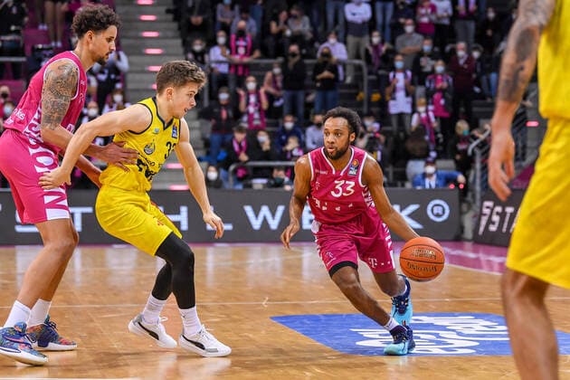 easyCredit BBL, Telekom Baskets Bonn vs EWE Baskets Oldenburg, 04 12 2021 Parker Jackson Cartwright Telekom Baskets Bonn, 33 , Bennet Hundt EWE Baskets Oldenburg, 33 , Michael Kessens Telekom Baskets Bonn, 6 , easyCredit BBL, Telekom Baskets Bonn vs EWE Baskets Oldenburg on 04 12 2021 at Telekom Dome Bonn, Bonn Nordrhein Westfalen Copyright: xBEAUTIFULxSPORTS Mueller-Laschetx
