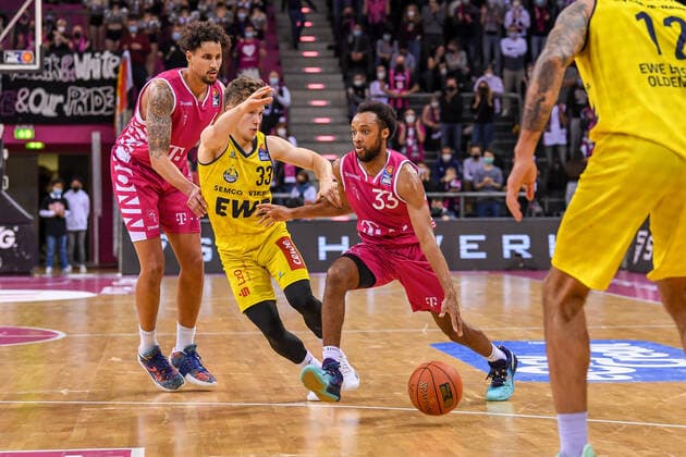 easyCredit BBL, Telekom Baskets Bonn vs EWE Baskets Oldenburg, 04 12 2021 Parker Jackson Cartwright Telekom Baskets Bonn, 33 , Bennet Hundt EWE Baskets Oldenburg, 33 , Michael Kessens Telekom Baskets Bonn, 6 , easyCredit BBL, Telekom Baskets Bonn vs EWE Baskets Oldenburg on 04 12 2021 at Telekom Dome Bonn, Bonn Nordrhein Westfalen Copyright: xBEAUTIFULxSPORTS Mueller-Laschetx