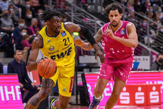 easyCredit BBL, Telekom Baskets Bonn vs EWE Baskets Oldenburg, 04 12 2021 Tai Odiase EWE Baskets Oldenburg, 21 , Justin Gorham Telekom Baskets Bonn, 4 , easyCredit BBL, Telekom Baskets Bonn vs EWE Baskets Oldenburg on 04 12 2021 at Telekom Dome Bonn, Bonn Nordrhein Westfalen Copyright: xBEAUTIFULxSPORTS Mueller-Laschetx