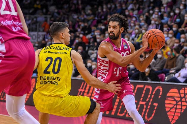 easyCredit BBL, Telekom Baskets Bonn vs EWE Baskets Oldenburg, 04 12 2021 Jeremy Morgan Telekom Baskets Bonn, 20 , Michal Michalak EWE Baskets Oldenburg, 20 , easyCredit BBL, Telekom Baskets Bonn vs EWE Baskets Oldenburg on 04 12 2021 at Telekom Dome Bonn, Bonn Nordrhein Westfalen Copyright: xBEAUTIFULxSPORTS Mueller-Laschetx
