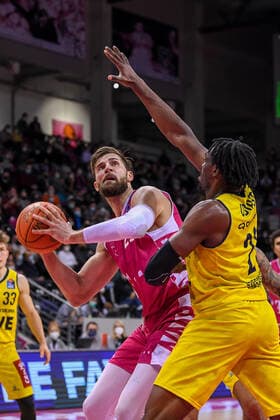 easyCredit BBL, Telekom Baskets Bonn vs EWE Baskets Oldenburg, 04 12 2021 Leon Kratzer Telekom Baskets Bonn, 21 , Tai Odiase EWE Baskets Oldenburg, 21 , easyCredit BBL, Telekom Baskets Bonn vs EWE Baskets Oldenburg on 04 12 2021 at Telekom Dome Bonn, Bonn Nordrhein Westfalen Copyright: xBEAUTIFULxSPORTS Mueller-Laschetx