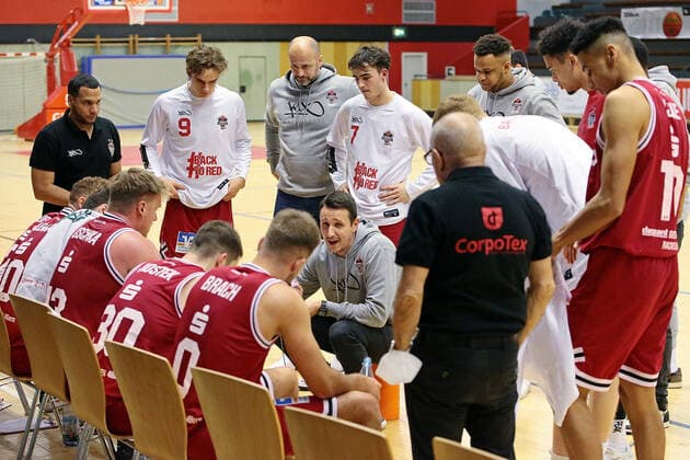 04 12 2021, xovx, Basketball 2 Bundesliga Pro B, Giessen 46ers Rackelos White Wings Hanau instructions from coach Patrick Unger Giessen 46ers Rackelos, middle to his team Giessen Sporthalle Ost Hessen Germany EN