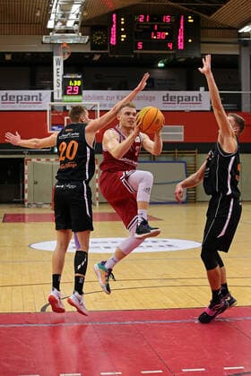 04 12 2021, xovx, Basketball 2 Bundesliga Pro B, Giessen 46ers Rackelos White Wings Hanau v l Philipp Walz White Wings Hanau , Viktor Ziring Giessen 46ers Rackelos , Matthias Fichtner White Wings Hanau Giessen Sporthalle Ost Hessen Germany EN