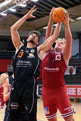 04 12 2021, xovx, Basketball 2 Bundesliga Pro B, Giessen 46ers Rackelos White Wings Hanau v l Stefan Vasovic White Wings Hanau , Johannes Lischka Giessen 46ers Rackelos Giessen Sporthalle Ost Hessen Germany DE