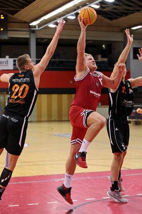 04 12 2021, xovx, Basketball 2 Bundesliga Pro B, Giessen 46ers Rackelos White Wings Hanau v l Philipp Walz White Wings Hanau , Johannes Lischka Giessen 46ers Rackelos , Victor Demetrio White Wings Hanau Giessen Sporthalle Ost Hessen Germany EN