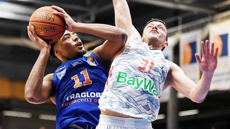 Basketball, 1 Bundesliga, Season 2021 2022, 9 Matchday, SYNTAINICS MBC Mitteldeutscher Basketball Club Weissenfels vs FC Bayern Muenchen Basketball 04 12 2021 Duel for the ball at the basket between Kostja Mushidi Weissenfels, back number 11 left and Zan Sisko Guard Bayern Muenchen, back number 31 during the match Weissenfels vs FC Bayern Munich Basketball 04 12 2021 Weissenfels Saxony Anhalt Germany Stadthalle Weissenfels