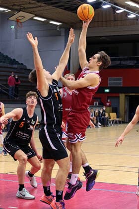 04 12 2021, xovx, Basketball 2 Bundesliga Pro B, Giessen 46ers Rackelos White Wings Hanau v l Niklas Krause White Wings Hanau , Philip Hecker White Wings Hanau , Johannes Lischka Giessen 46ers Rackelos , Tristan Göbel Giessen 46ers Rackelos Giessen Sporthalle Ost Hessen Germany EN