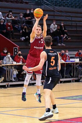 04 12 2021, xovx, Basketball 2 Bundesliga Pro B, Giessen 46ers Rackelos White Wings Hanau v l Viktor Ziring Giessen 46ers Rackelos , Niklas Krause White Wings Hanau Giessen Sporthalle Ost Hessen Germany EN