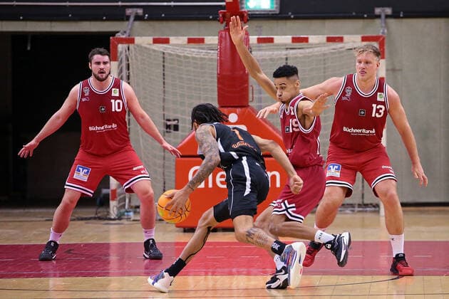 04 12 2021, xovx, Basketball 2 Bundesliga Pro B, Giessen 46ers Rackelos White Wings Hanau v l Tim Uhlemann Giessen 46ers Rackelos , Dewrell Tisdale White Wings Hanau , Robin Njie Giessen 46ers Rackelos , Johannes Lischka Giessen 46ers Rackelos Giessen Sporthalle Ost Hessen Germany EN