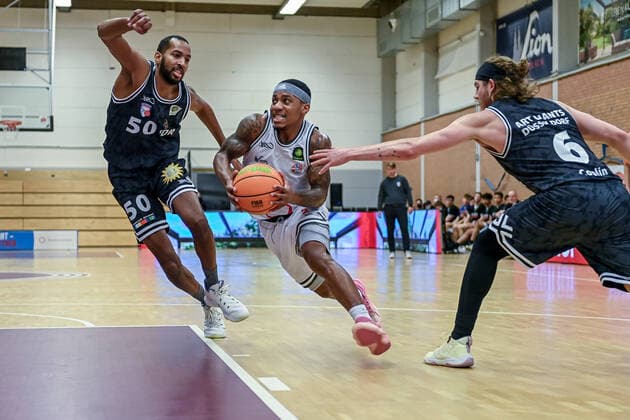 Bilder des Jahres 2021, Sport 12 Dezember Sport Themen der Woche KW48 Sport Bilder des Tages Barmer 2. Basketball Bundesliga ProB, Rheinstars Koeln vs. ART Giants Leverkusen, 04.12.2021 Vincent Lamont Golson Jr (RheinStars Koeln 2), Barmer 2. Basketball Bundesliga ProB, Rheinstars Koeln vs. ART Giants Leverkusen am 04.12.2021 im ASV Koeln in Koeln (Nordrhein-Westfalen) *** Barmer 2 Basketball Bundesliga ProB, Rheinstars Koeln vs ART Giants Leverkusen, 04 12 2021 Vincent Lamont Golson Jr RheinStars Koeln 2 , Barmer 2 Basketball Bundesliga ProB, Rheinstars Koeln vs ART Giants Leverkusen on 04 12 2021 at ASV Koeln in Koeln Nordrhein Westfalen Copyright: xBEAUTIFULxSPORTS Mueller-Laschetx