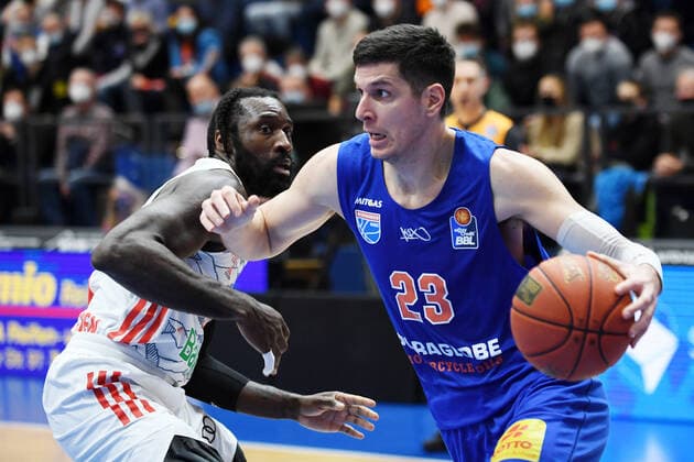 Basketball, 1 Bundesliga, Season 2021 2022, 9 Matchday, SYNTAINICS MBC Mitteldeutscher Basketball Club Weissenfels vs FC Bayern Muenchen Basketball 04 12 2021 Duel for the ball between Goran Huskic Center MBC Weissenfels, back number 23 r and Othello Hunter Center Bayern Muenchen, back number 8 li during the match Weißenfels vs FC Bayern Munich Basketball 04 12 2021 Weißenfels Sachsen Anhalt Germany Stadthalle Weißenfels