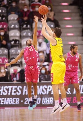Parker Jackson Cartwright Telekom Baskets Bonn vs Sebastian Herrera EWE Baskets Oldenburg easyCredit BBL 1 Bundesliga , 2021 2022 season , Hauptrunde 9 Spieltag