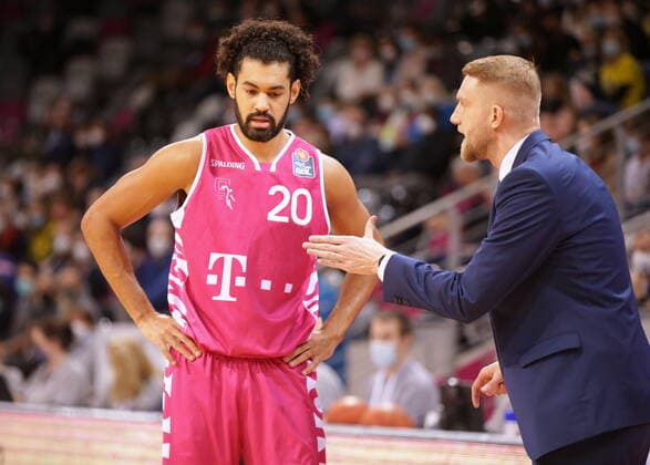 Jeremy Morgan, coach Tuomas Iisalo Telekom Baskets Bonn vs Sebastian Herrera EWE Baskets Oldenburg easyCredit BBL 1 Bundesliga , season 2021 2022 , main round 9 matchday
