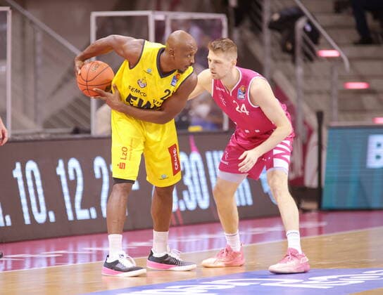 Tim Hasbargen Telekom Baskets Bonn vs Rickey Paulding EWE Baskets Oldenburg easyCredit BBL 1 Bundesliga , season 2021 2022 , main round 9 matchday