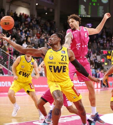 Michael Kessens Telekom Baskets Bonn vs Tai Odiase EWE Baskets Oldenburg easyCredit BBL 1 Bundesliga , 2021 2022 season , Main round matchday 9.