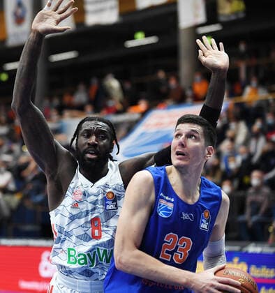 Basketball, 1 Bundesliga, Season 2021 2022, 9 Matchday, SYNTAINICS MBC Mitteldeutscher Basketball Club Weissenfels vs FC Bayern Muenchen Basketball 04 12 2021 Duel for the ball between Goran Huskic Center MBC Weissenfels, back number 23 r and Othello Hunter Center Bayern Muenchen, back number 8 li during the match Weißenfels vs FC Bayern Munich Basketball 04 12 2021 Weißenfels Sachsen Anhalt Germany Stadthalle Weißenfels