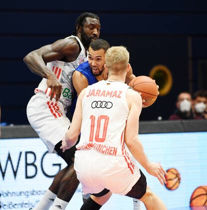 Basketball, 1 Bundesliga, 2021 2022 season, 9 match day, SYNTAINICS MBC Mitteldeutscher Basketball Club Weissenfels vs FC Bayern Muenchen Basketball 04 12 2021 Duel for the ball between Jamel Morris Guard MBC Weissenfels, back number 20 center against Othello Hunter Center Bayern Muenchen, back number 8 left and Ognjen Jaramaz Guard Bayern Muenchen, back number 10 right during the game Weissenfels vs FC Bayern Muenchen Basketball 04 12 2021 Weissenfels Saxony Anhalt Germany Stadthalle Weissenfels