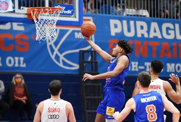 Basketball, 1 Bundesliga, season 2021 2022, 9 matchday, SYNTAINICS MBC Mitteldeutscher Basketball Club Weissenfels vs FC Bayern Muenchen Basketball 04 12 2021 Kostja Mushidi Weissenfels, back number 11 center on the ball during a basket during the match Weißenfels vs FC Bayern Munich Basketball 04 12 2021 Weißenfels Sachsen Anhalt Germany Stadthalle Weißenfels