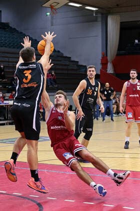 04 12 2021, xovx, Basketball 2 Bundesliga Pro B, Giessen 46ers Rackelos White Wings Hanau v l Philip Hecker White Wings Hanau , Sebastian Brach Giessen 46ers Rackelos , Matthias Fichtner White Wings Hanau Giessen Sporthalle Ost Hessen Germany EN