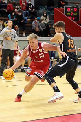 04 12 2021, xovx, Basketball 2 Bundesliga Pro B, Giessen 46ers Rackelos White Wings Hanau v l Johannes Lischka Giessen 46ers Rackelos , Stefan Vasovic White Wings Hanau Giessen Sporthalle Ost Hessen Germany EN