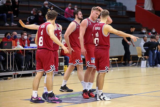 04 12 2021, xovx, Basketball 2 Bundesliga Pro B, Giessen 46ers Rackelos White Wings Hanau v l Tristan Göbel Giessen 46ers Rackelos , Viktor Ziring Giessen 46ers Rackelos , Tim Uhlemann Giessen 46ers Rackelos , Johannes Lischka Giessen 46ers Rackelos , Sebastian Brach Giessen 46ers Rackelos Giessen Sporthalle Ost Hessen Germany EN