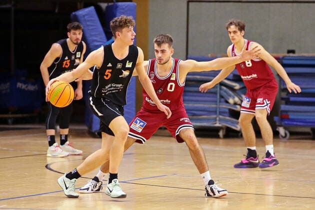 04 12 2021, xovx, Basketball 2 Bundesliga Pro B, Giessen 46ers Rackelos White Wings Hanau v l Stefan Vasovic White Wings Hanau , Niklas Krause White Wings Hanau , Sebastian Brach Giessen 46ers Rackelos , Tristan Göbel Giessen 46ers Rackelos Giessen Sporthalle Ost Hessen Germany EN