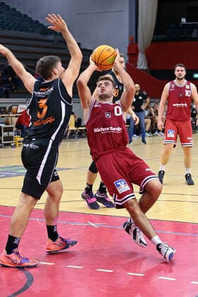 04 12 2021, xovx, Basketball 2 Bundesliga Pro B, Giessen 46ers Rackelos White Wings Hanau v l Philip Hecker White Wings Hanau , Sebastian Brach Giessen 46ers Rackelos Giessen Sporthalle Ost Hessen Germany DE