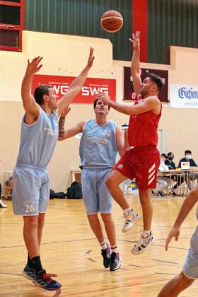 04 12 2021, xovx, Basketball Oberliga Hessen, MTV Gießen BC Marburg v l Srdan Ruzic BC Marburg , Srdan Ruzic BC Marburg , Halil Shala MTV Gießen Gießen Sporthalle River Baracks Hessen Germany EN