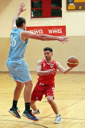04 12 2021, xovx, Basketball Oberliga Hessen, MTV Gießen BC Marburg v l Srdan Ruzic BC Marburg , Halil Shala MTV Gießen Gießen Sporthalle River Baracks Hessen Germany EN