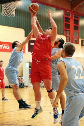 04 12 2021, xovx, Basketball Oberliga Hessen, MTV Gießen BC Marburg v l Tamino Konur BC Marburg , Eduard Giese MTV Gießen , Zeljko Pavlovic BC Marburg , Nico Sudermann BC Marburg Gießen Sporthalle River Baracks Hessen Germany EN