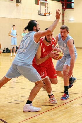 04 12 2021, xovx, Basketball Oberliga Hessen, MTV Gießen BC Marburg v l Zeljko Pavlovic BC Marburg , Philipp Bötz MTV Gießen ,Srdan Ruzic BC Marburg Gießen Sporthalle River Baracks Hessen Germany EN