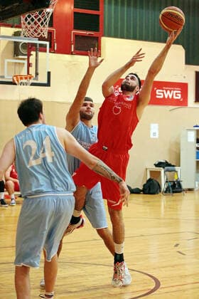 04 12 2021, xovx, Basketball Oberliga Hessen, MTV Gießen BC Marburg v l Phillip Ossowski BC Marburg , Nico Sudermann BC Marburg , Philipp Bötz MTV Gießen Gießen Sporthalle River Baracks Hessen Germany EN