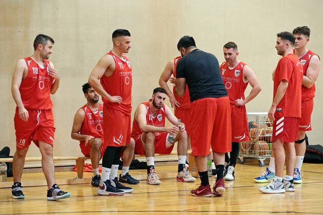 04 12 2021, xovx, basketball Oberliga Hessen, MTV Gießen BC Marburg instructions from Ruhollah Abolhassani MTV Gießen, middle to his teammates Gießen Sporthalle River Baracks Hessen Germany EN