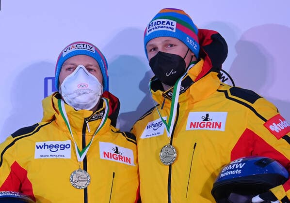 Bilder des Jahres 2021, Sport 12 Dezember Sport Themen der Woche KW48 Siegerehrung, v.l.: Pilot Francesco Friedrich und Anschieber Alexander Schüller (beide Deutschland) gewinnen das Weltcup-Rennen im Zweierbob, Bob, Zweierbob, 2er-Bob, 2. Lauf der Herren, Altenberg, Wintersport, BMW IBSF World Cup Bob & Skeleton 2021 22, Weltcup, Eiskanal Altenberg, 04.12.2021, *** Award ceremony, f l pilot Francesco Friedrich and pusher Alexander Schüller both Germany win the World Cup race in two-man bobsleigh, bobsleigh, two-man bobsleigh, 2 run mens bobsleigh, Altenberg, winter sports, BMW IBSF World Cup Bob Skeleton 2021 22, World Cup, Eiskanal Altenberg, 04 12 2021,