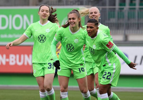 Sport Themen der Woche KW48 Sport Bilder des Tages VfL-Frauen vs Jena Wolfsburg, 05.12.2021, Fußball, Frauen, Saison 21 22, Flyeralarm Bundesliga, 10. Spieltag, VfL Wolfsburg vs FC Carl Zeiss Jena, Bild zeigt: Jubel über das Tor zum 2:0 durch Joelle Smits (VfL, 18) mit Shancie van de Sanden (VfL, 22) Wolfsburg *** VfL Women vs Jena Wolfsburg, 05 12 2021, Football, Women, Season 21 22, Flyeralarm Bundesliga, Matchday 10, VfL Wolfsburg vs FC Carl Zeiss Jena, Picture shows cheering for goal to make it 2 0 by Joelle Smits VfL, 18 with Shancie van de Sanden VfL, 22 Wolfsburg