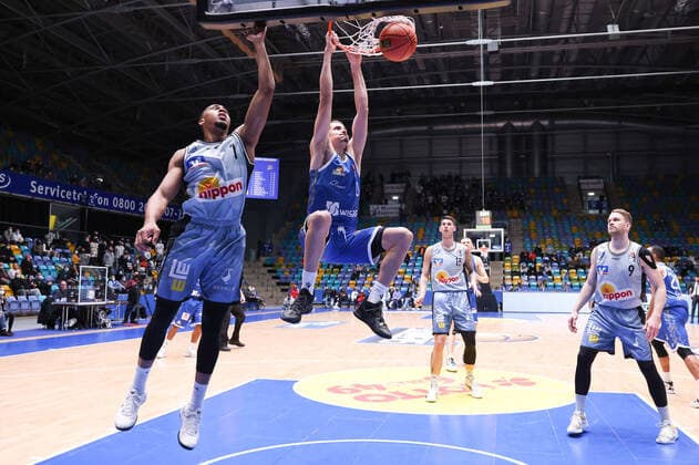 Fraport Skyliners HAKRO Merlins Crailsheim, easyCredit BBL Dunking by Lukas Wank Fraport Skyliners, 0 vs Jaren Lewis Merlins Crailsheim, 1 Basketball match of the easyCredit BBL between Fraport Skyliners and HAKRO Merlins Crailsheim on 5 December 2021 at Fraport Arena in Frankfurt am Main , Frankfurt am Main Hesse Germany Fraport Arena