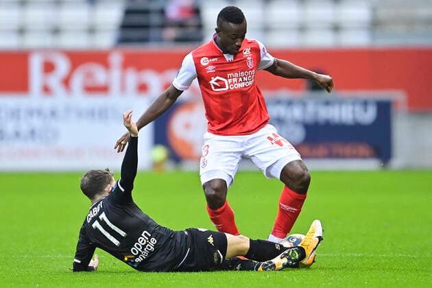 Ghislain Konan (Reims) vs Jimmy Cabot (Angers) FOOTBALL : Reims vs Angers - Ligue1 - 05 12 2021 JBAutissier Panoramic 