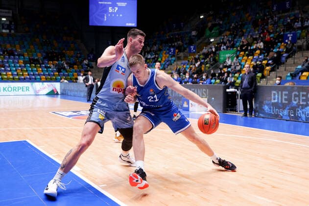 Fraport Skyliners HAKRO Merlins Crailsheim, easyCredit BBL Lorenz Brenneke Fraport Skyliners, 21 vs Bogdan Radosavljevic Merlins Crailsheim, 15 Basketball match of the easyCredit BBL between Fraport Skyliners and HAKRO Merlins Crailsheim on 5 December 2021 at Fraport Arena in Frankfurt am Main , Frankfurt am Main Hesse Germany Fraport Arena