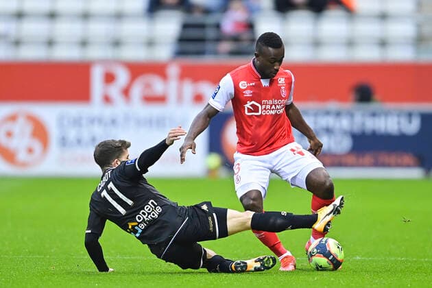 Ghislain Konan (Reims) vs Jimmy Cabot (Angers) FOOTBALL : Reims vs Angers - Ligue1 - 05 12 2021 JBAutissier Panoramic 