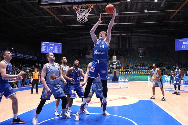 Fraport Skyliners HAKRO Merlins Crailsheim, easyCredit BBL basket by Alexander Richardson Fraport Skyliners, 91 against Fabian Bleck Merlins Crailsheim, 9 Basketball match of the easyCredit BBL between Fraport Skyliners and HAKRO Merlins Crailsheim on 5 December 2021 at Fraport Arena in Frankfurt am Main , Frankfurt am Main Hesse Germany Fraport Arena