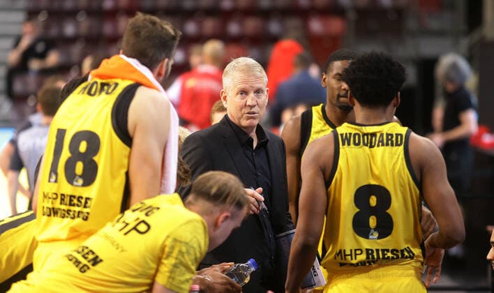 Ludwigsburg , Basketball easycredit BBL Bundesliga MHP Riesen Ludwigsburg vs s Oliver Würzburg , Coach John Patrick Riesen with his team